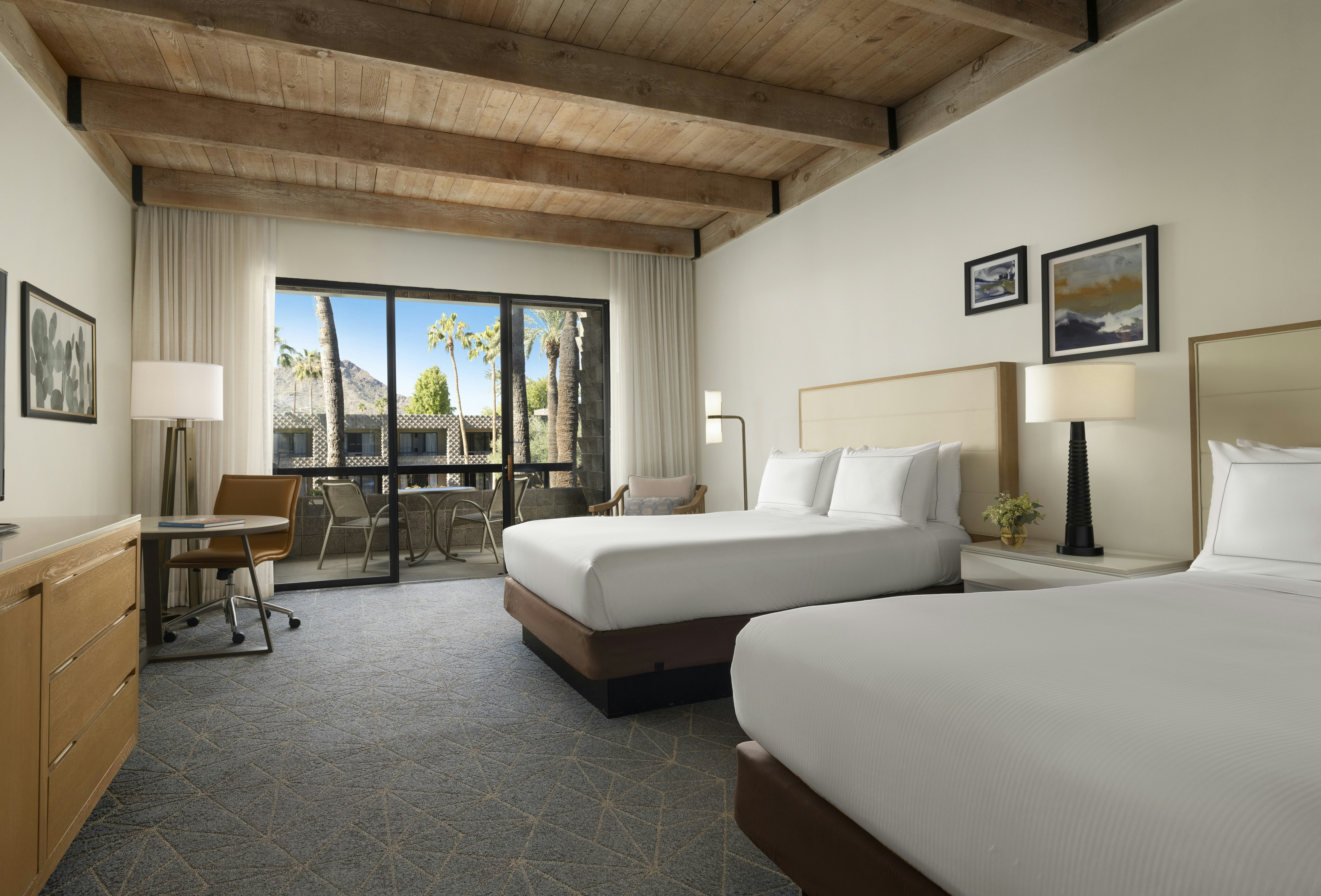 Camelback, 2 Queen Beds, Pool View