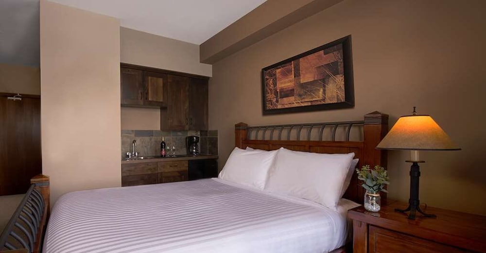 Glacier Mountaineer Lodge 8/32