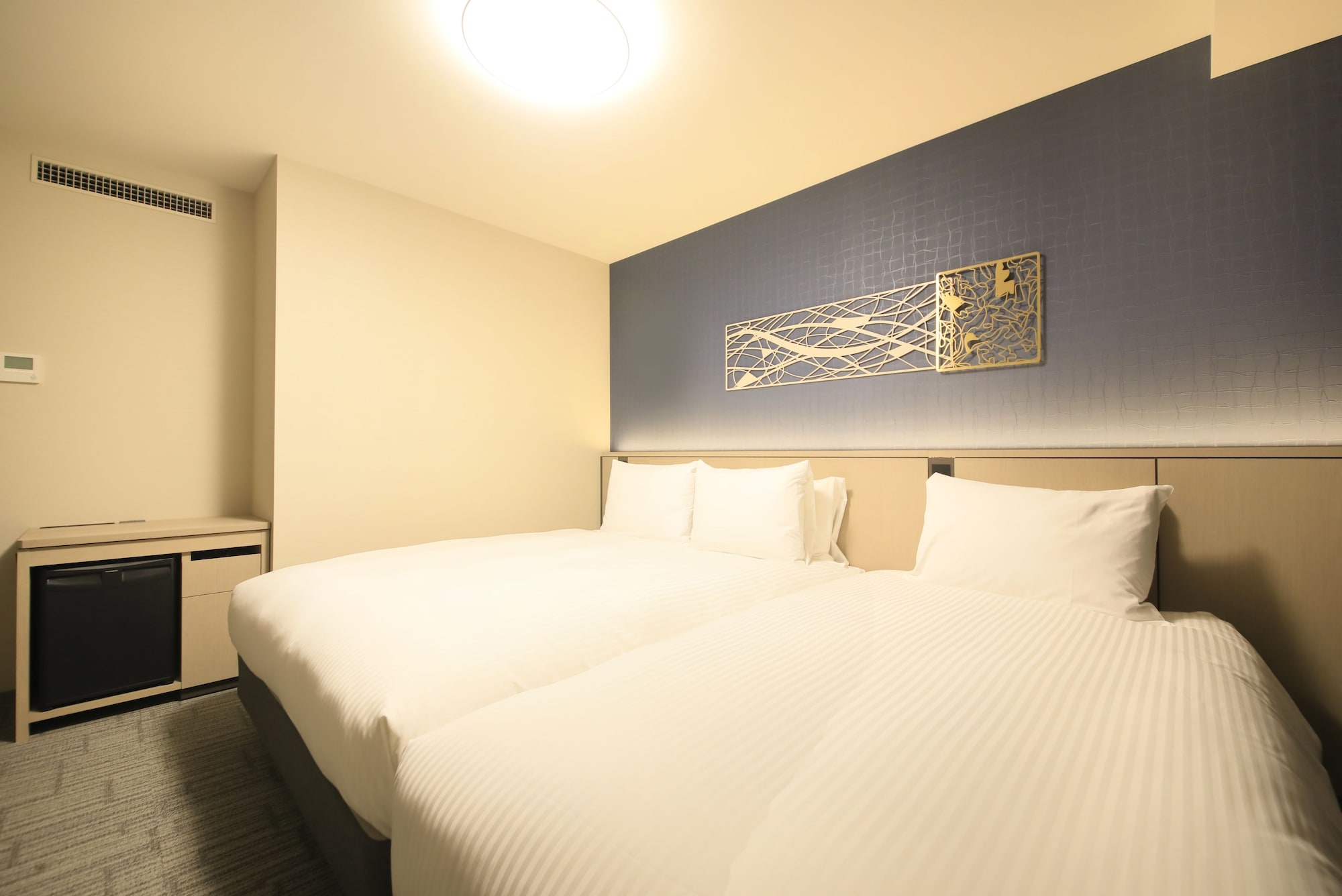 FAMILY, TWIN BEDS
