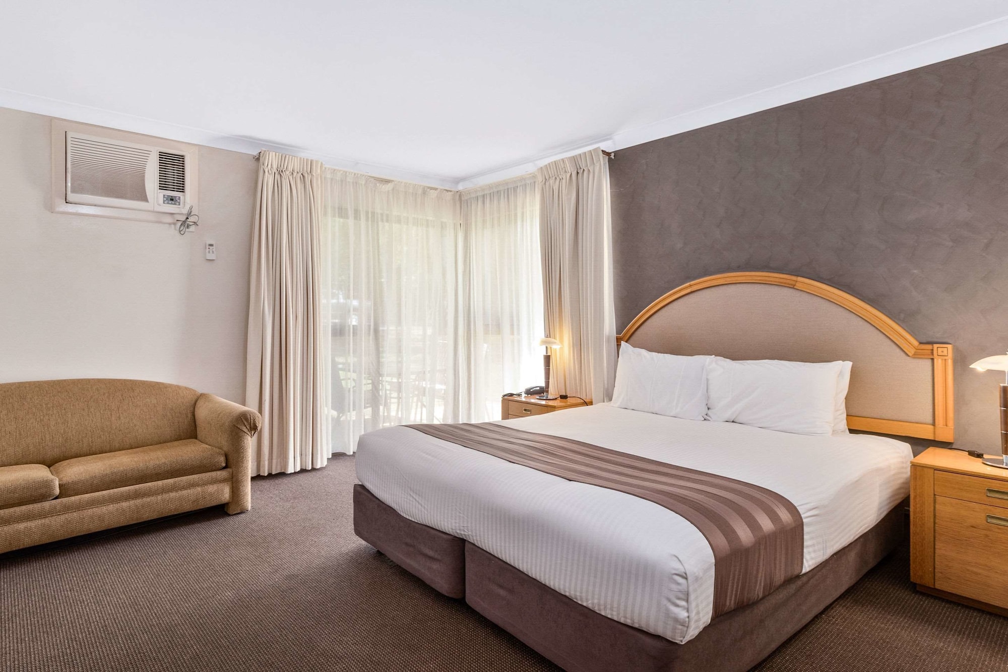 غرفة عائلية بسرير كينج وسريرين منفصلين بغرفتي نوم، Quality Inn Dubbo International 4/6