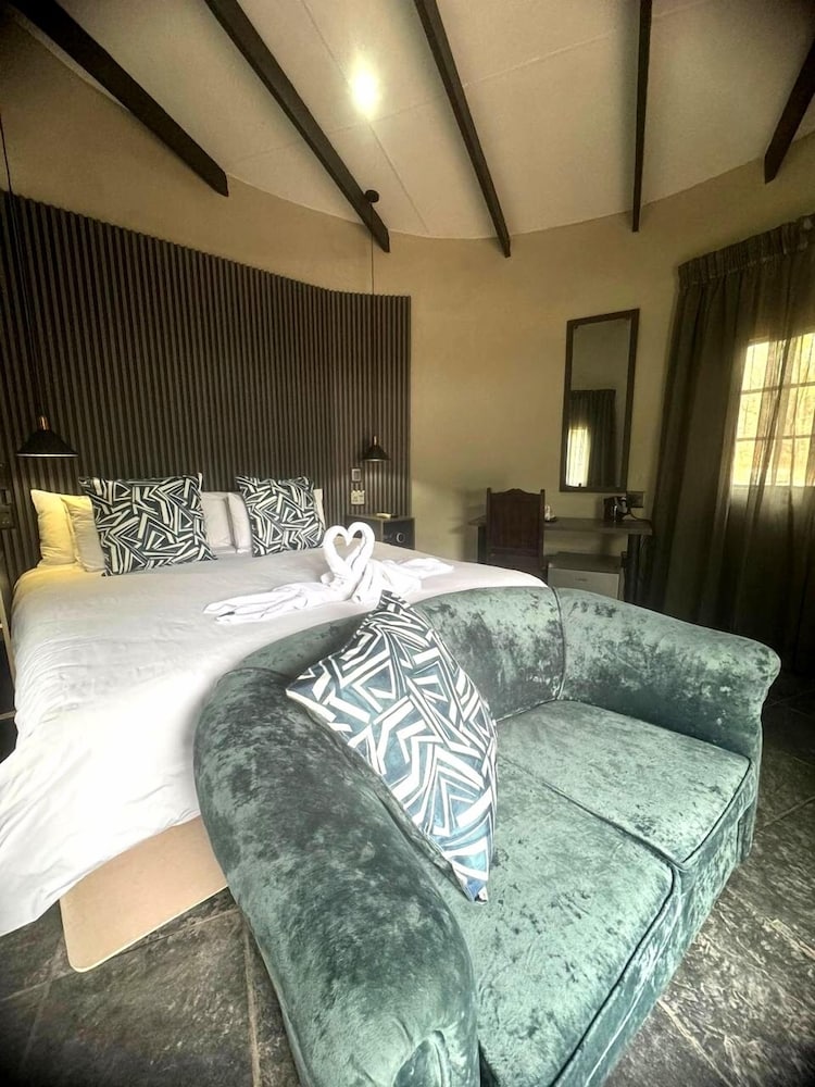 Shangri-La Country Hotel 21/50