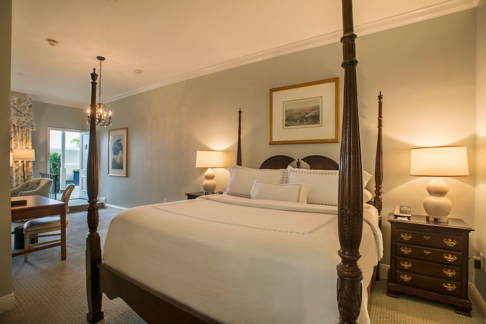 DELUXE, KING BED