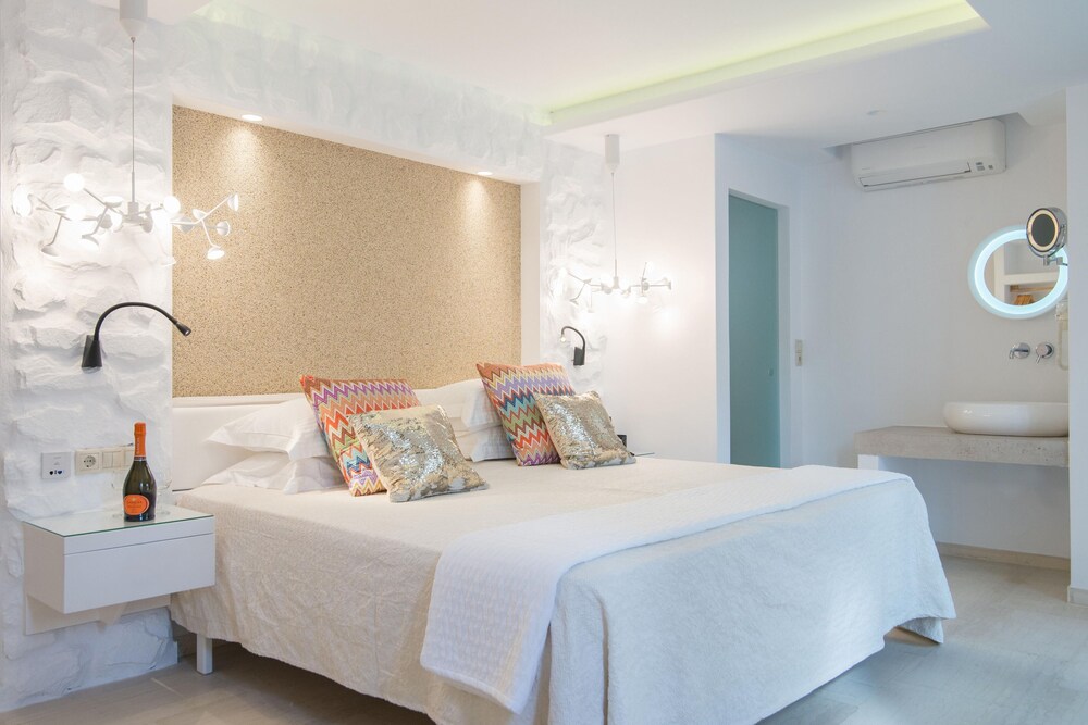Spiros Hotel 25/83