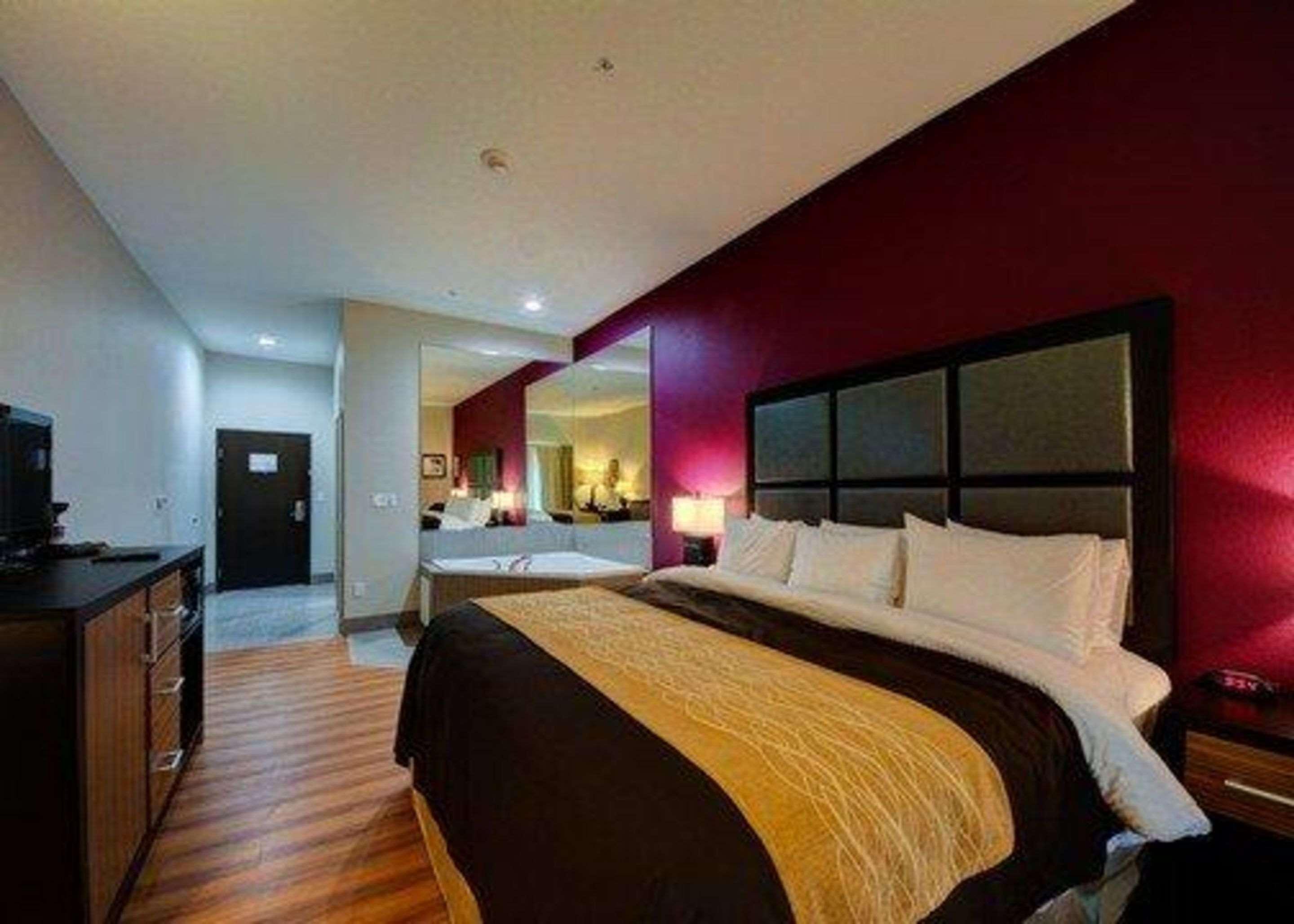 ROOM, KING BED