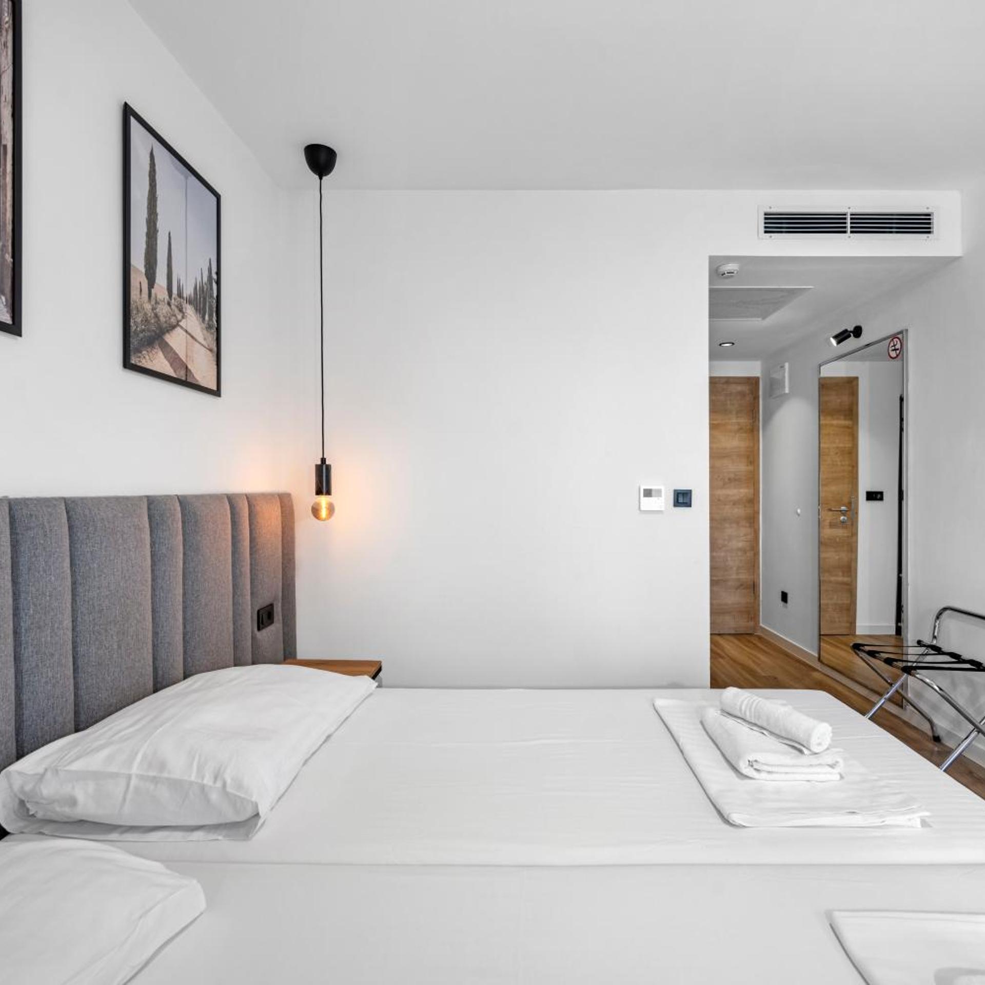 غرفة ديلوكس بسرير مزدوج بإطلالة على البحر بشرفة، Hotel Miran Pirovac 8/10