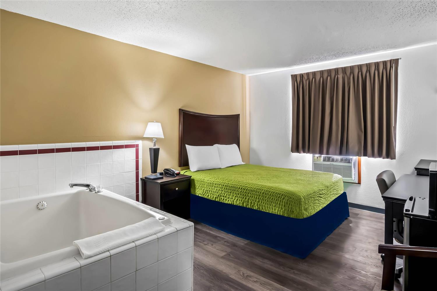 غرفة بسرير كوين، Econo Lodge Inn & Suites Auburn, MI 5/5