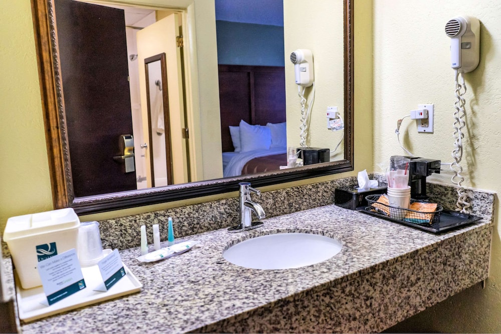 Quality Inn Whiteville North 33/37