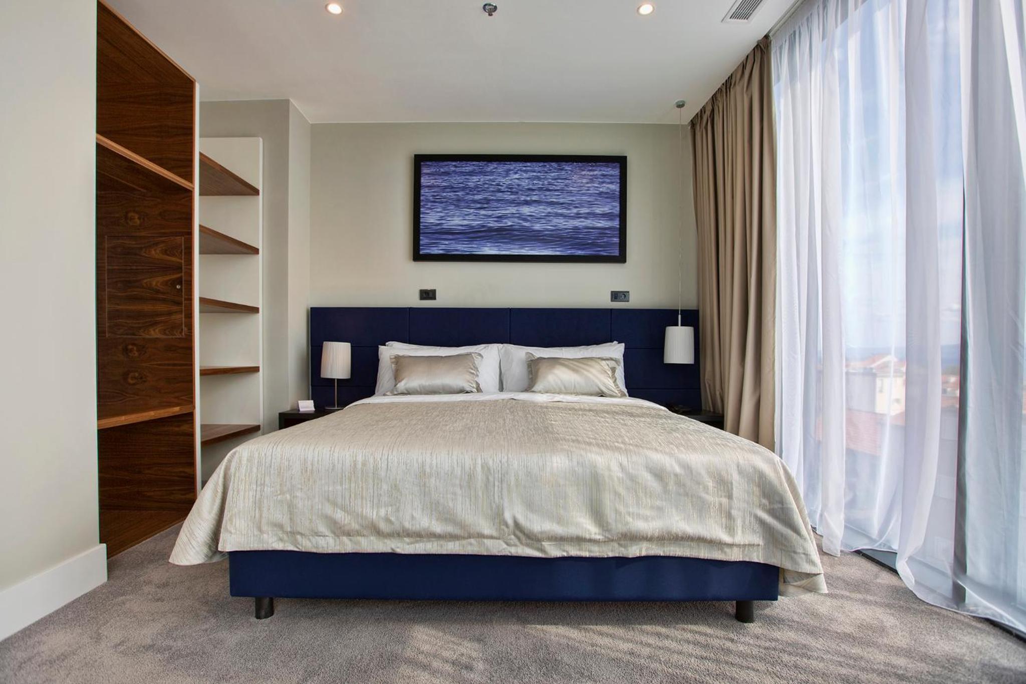 PREMIUM, SUITE, SEA VIEW, JETTED TUB