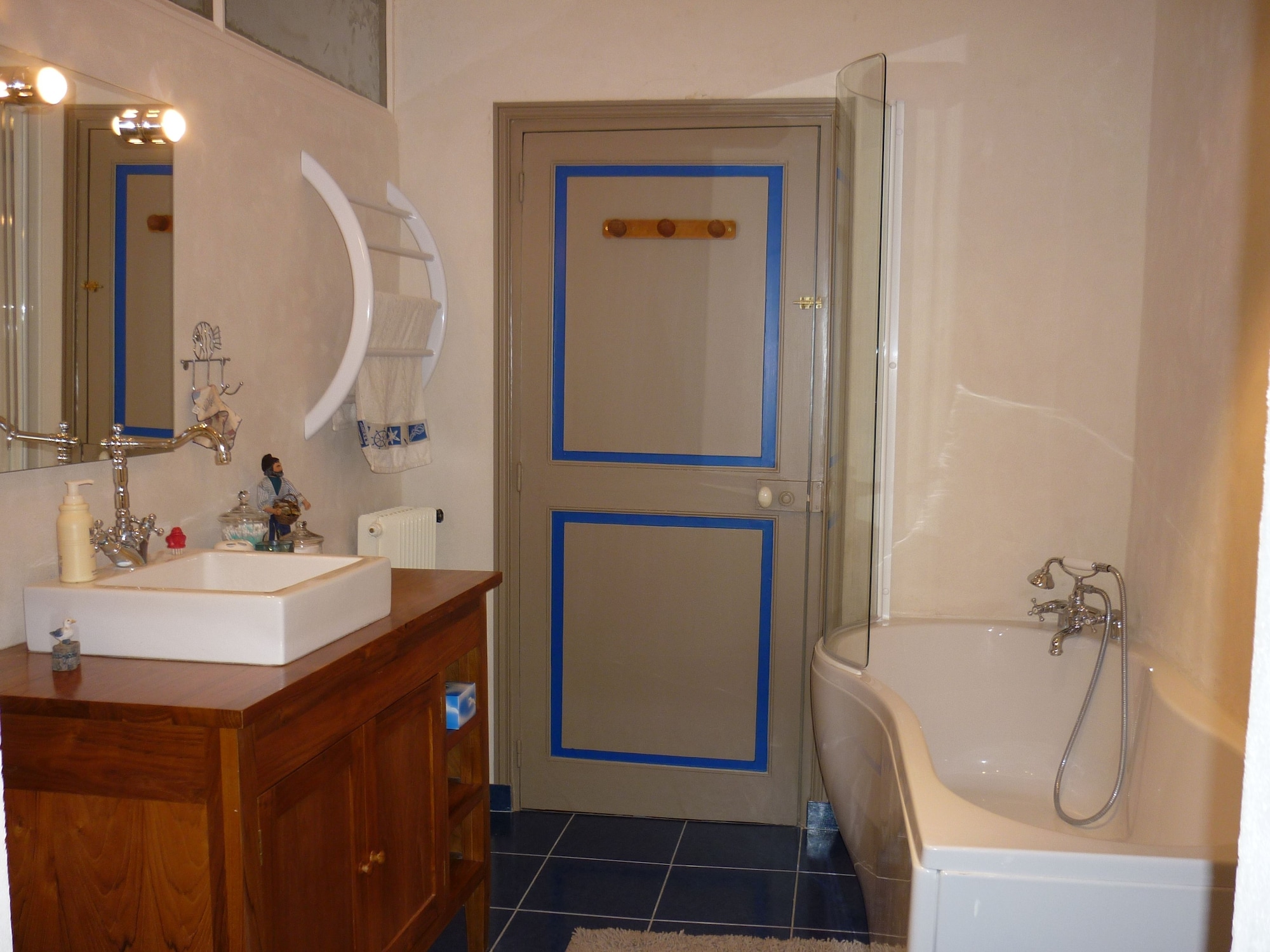 Suite, 1 Single and 2 Double Beds، Chambres D'hôtes Dodo Et Tartines 4/6