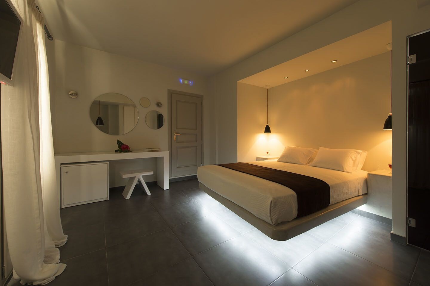 DELUXE, SUITE, JETTED TUB