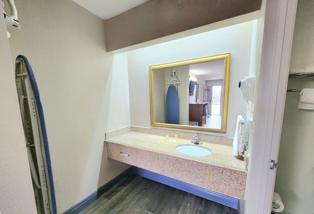 Room, King Bed, Accessible, Days Inn by Wyndham San Antonio Southeast/Frost Bank Center 9/9