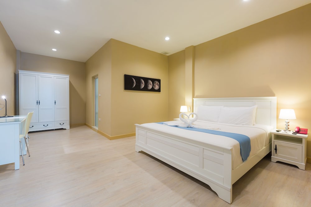 Suite, Pool View