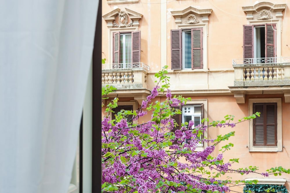 B&amp;B Vatican's Keys 41/43