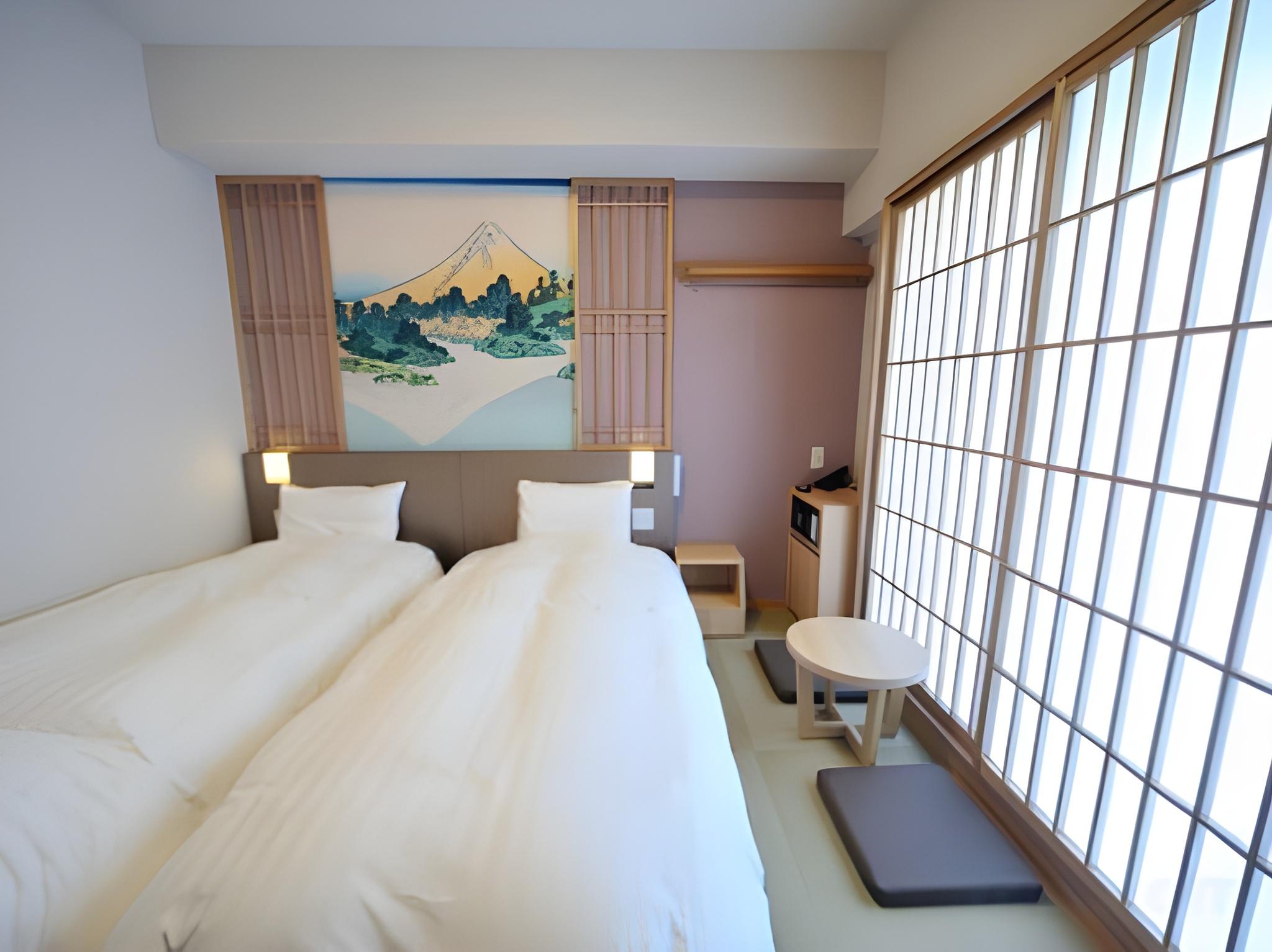 Japanese, Hollywood, Twin Beds