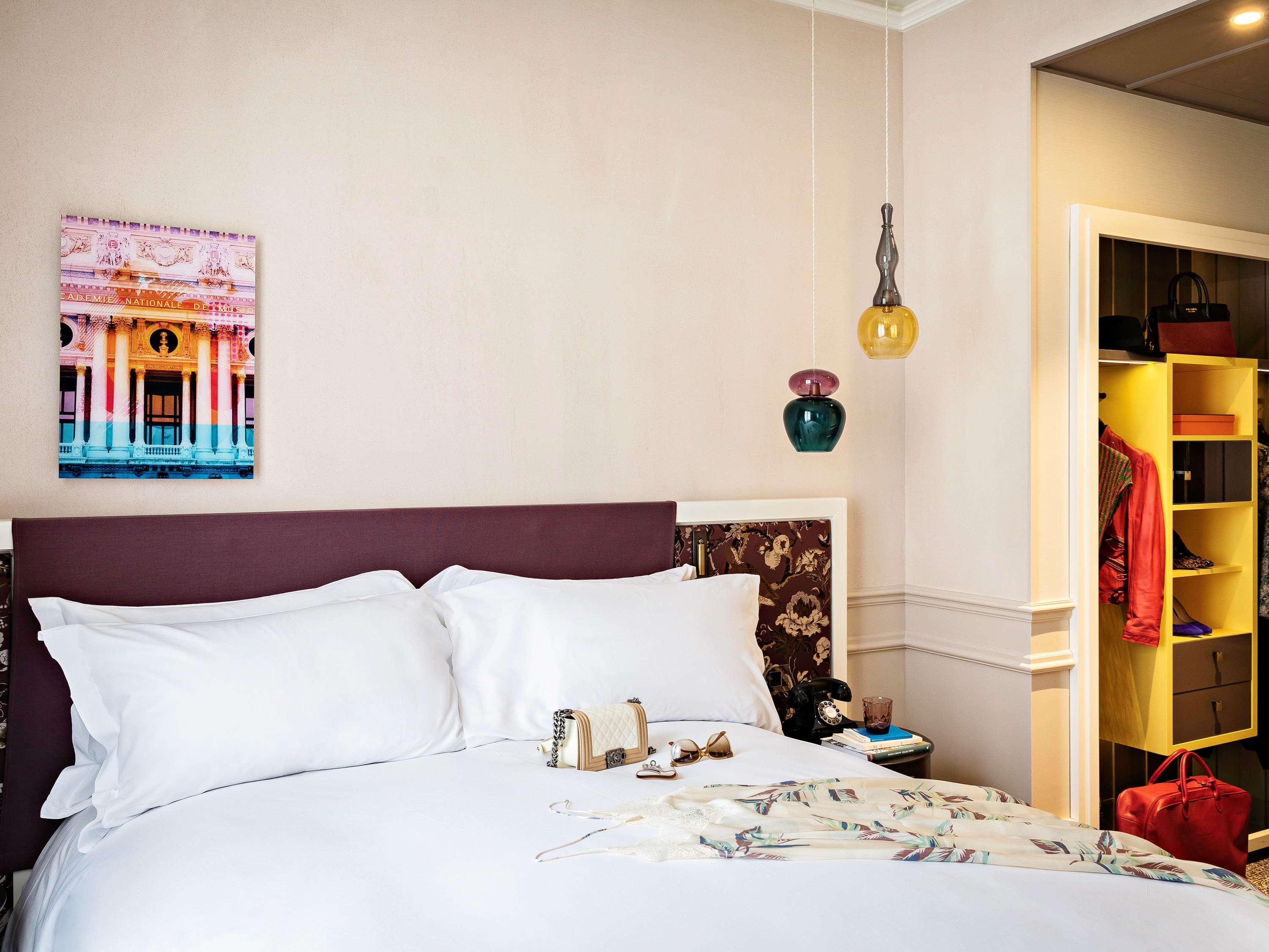 Premium, Junior Suite, King Bed, Street or Courtyard View, Sofa, Living Area