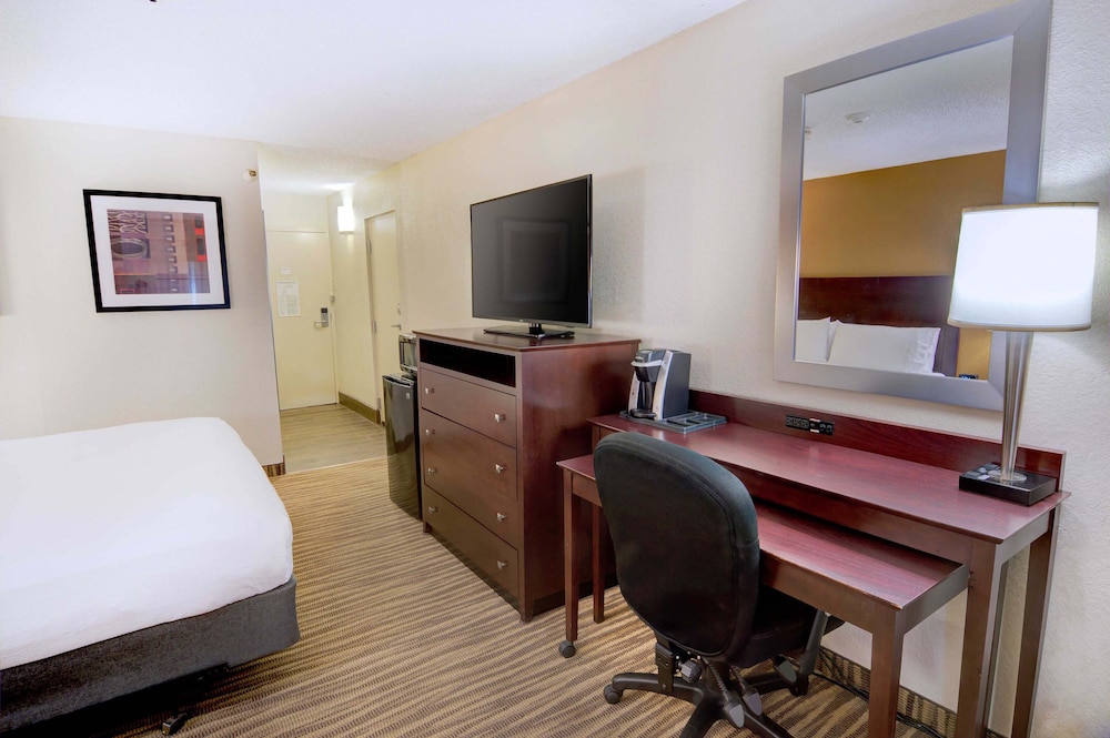 Holiday Inn St Petersburg N Clearwater 62/68