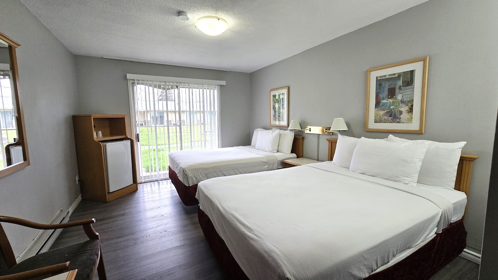 STANDARD, 2 QUEEN BEDS