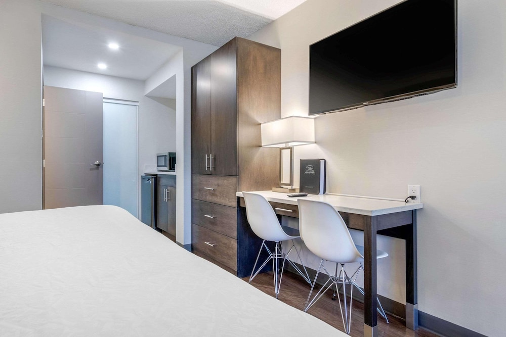 Super 8 by Wyndham Macleod Trail Calgary 30/60