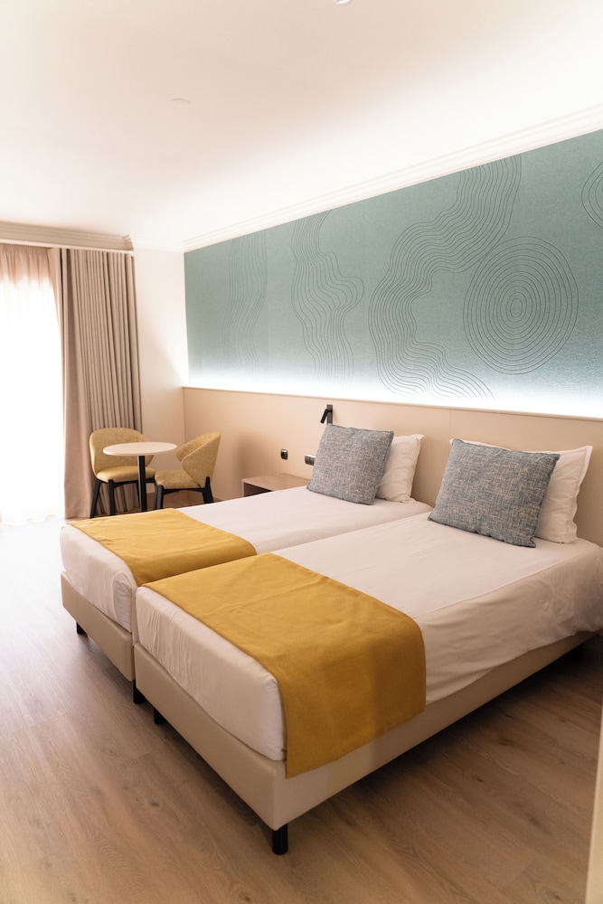 Plus, Twin Beds, Partial Sea View