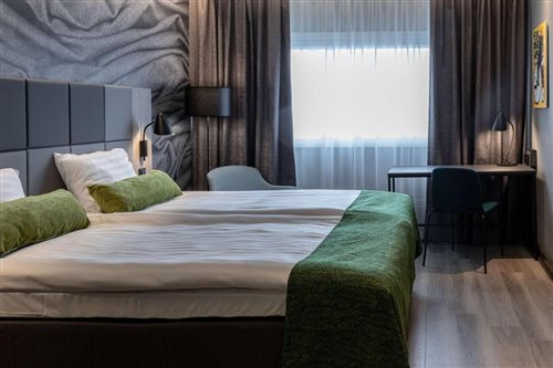 غرفة بسرير كوين