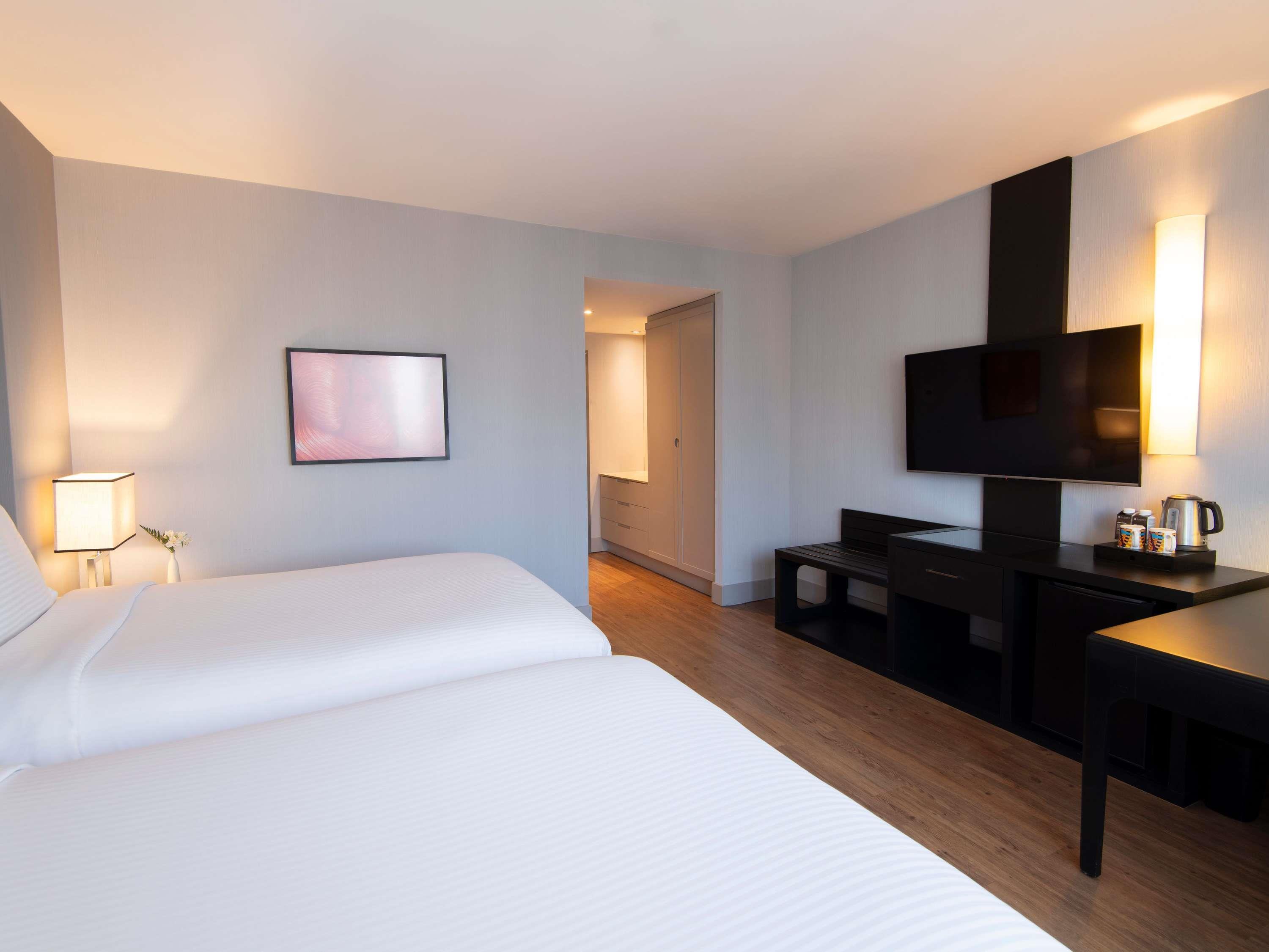 DELUXE, KING BED, BATHTUB, HIGH FLOOR