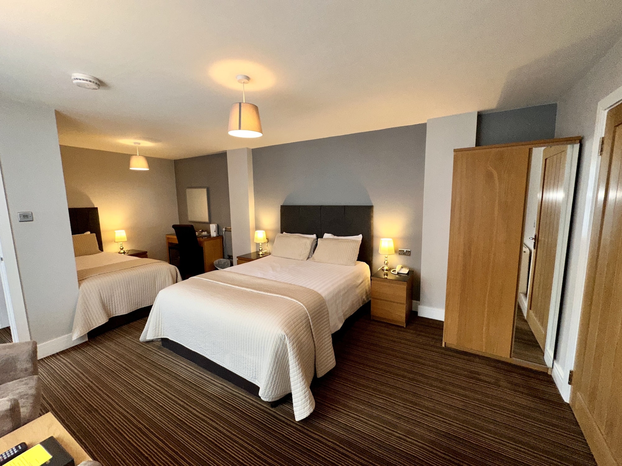 غرفة تنفيذية بسريرين منفصلين وسرير كينج وسرير فردي، Spilman Hotel 3/10