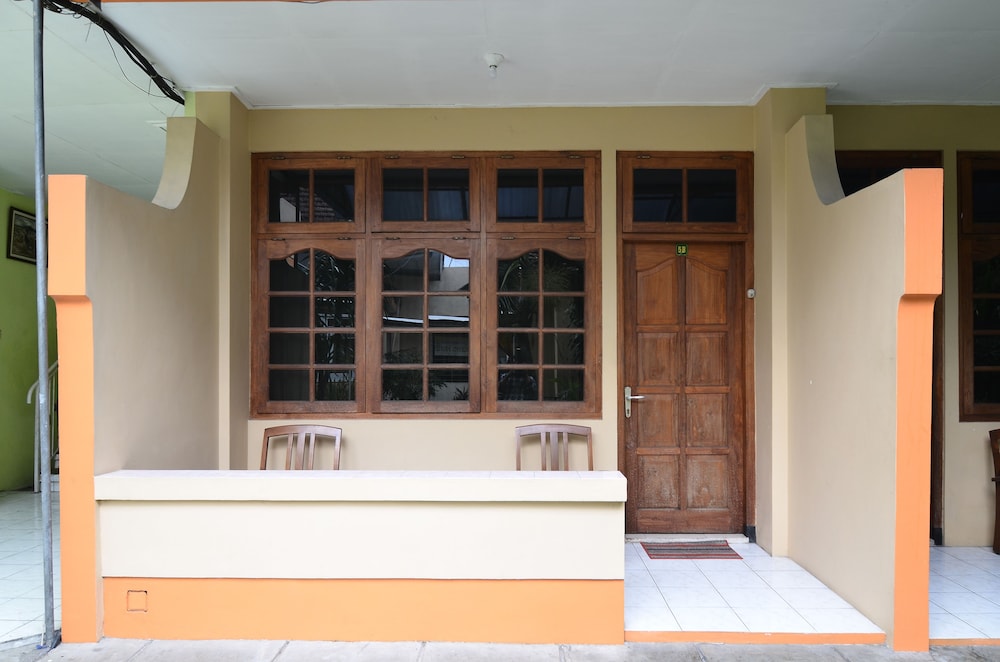 Reddoorz Plus @ Laweyan 4/55