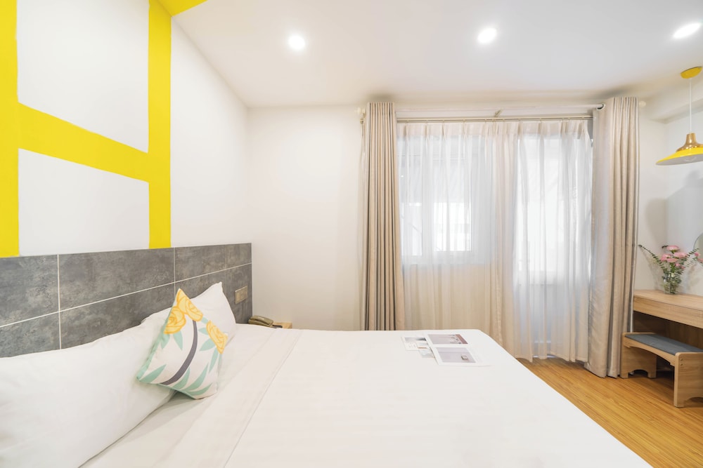 STANDARD, QUEEN BED