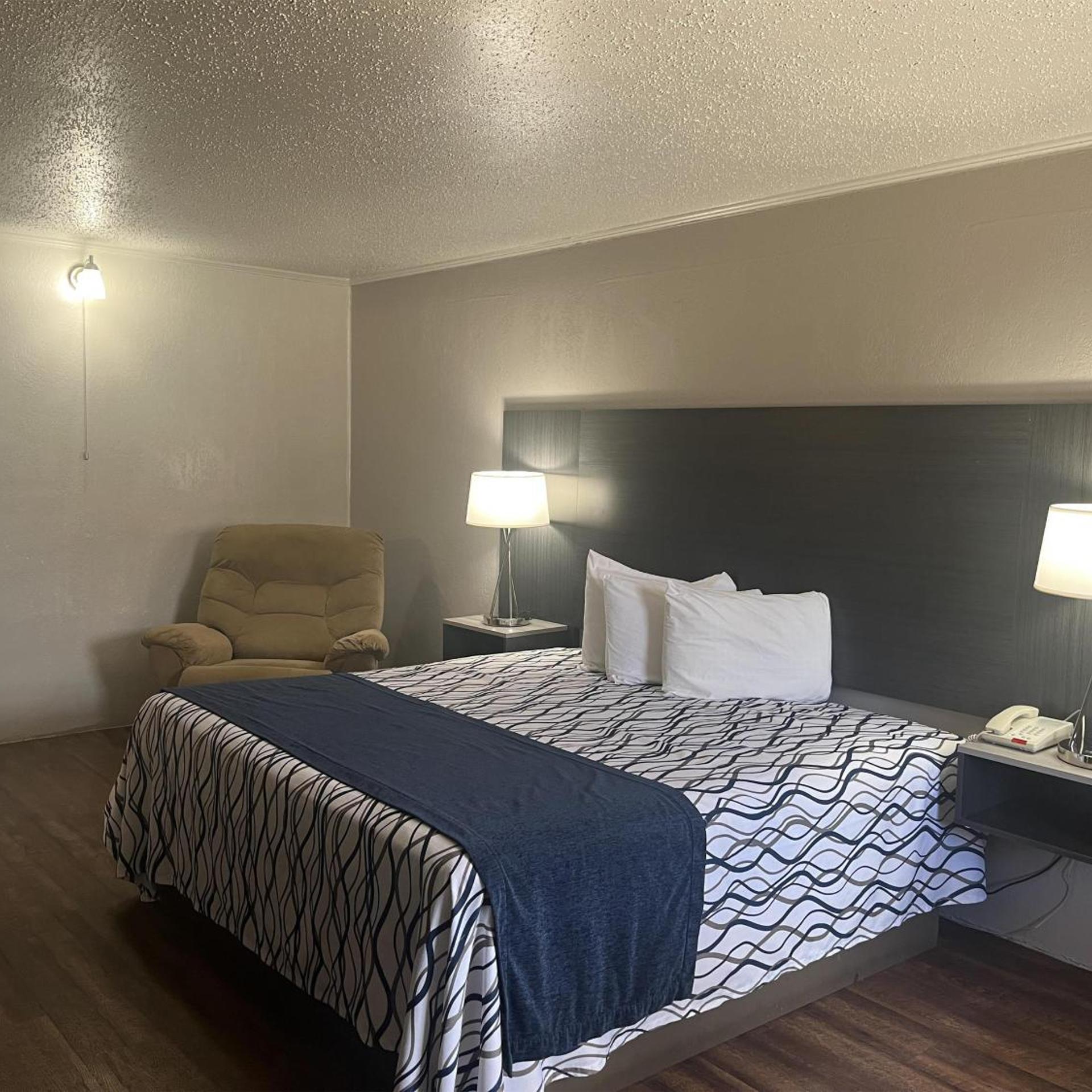 1 King Bed Non-Smoking, Micfridge