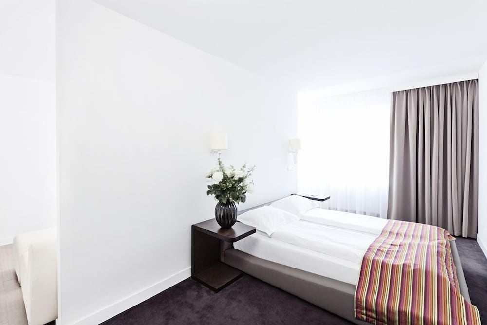 PLATINUM PALACE APARTMENTS 23/46