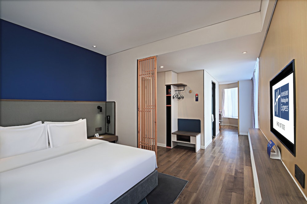 Standard, King Bed, Extra Floor Space