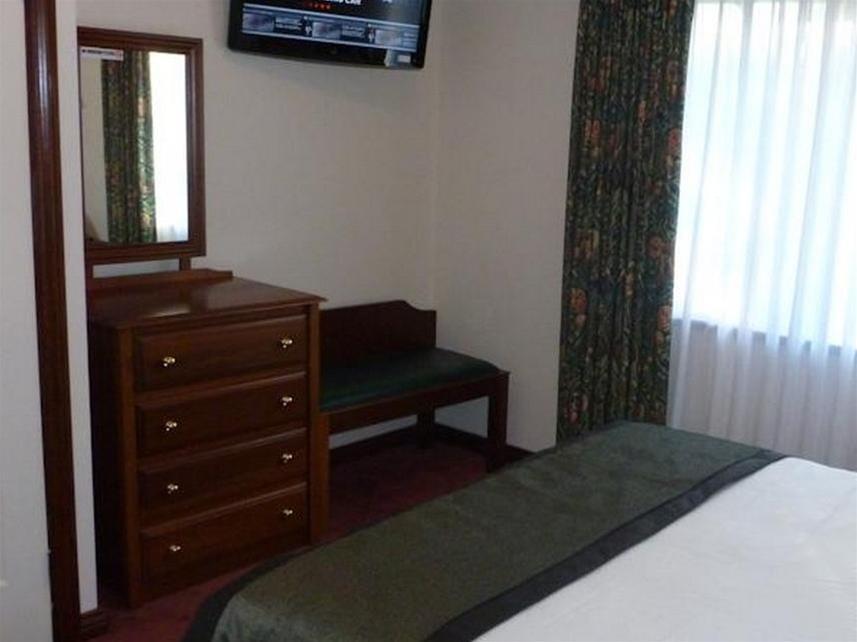 ADAMSONS RIVERSIDE ACCOMMODATION 14/100