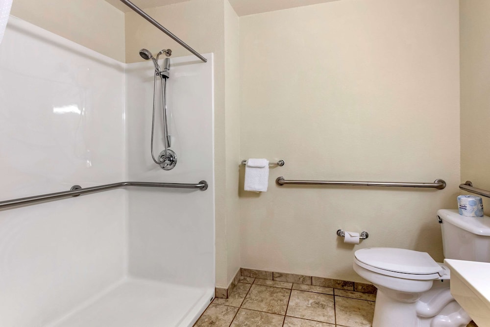 Econo Lodge Belle Fourche, SD 34/36