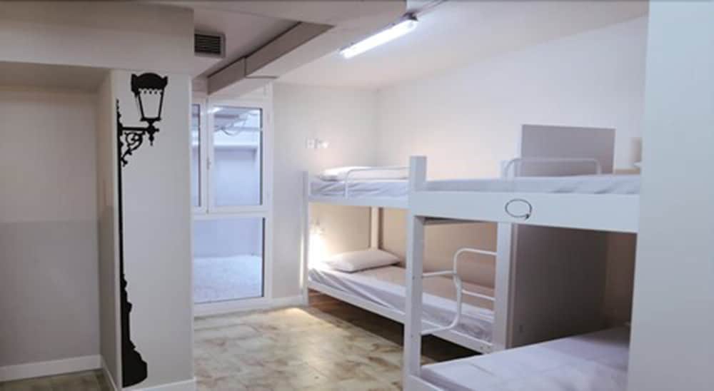 Female Dorm, Female Only, 16 People