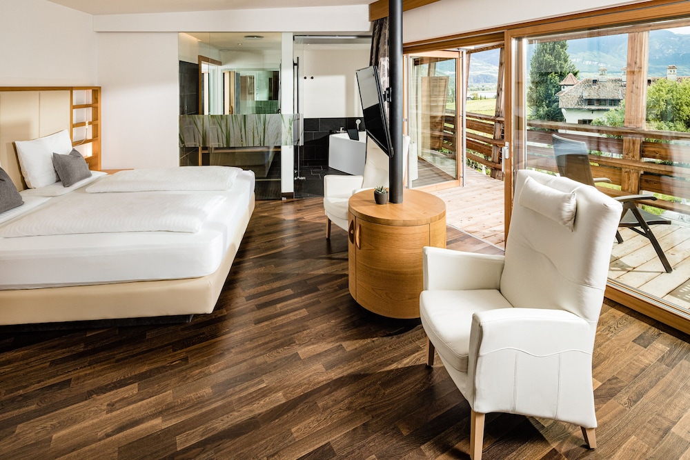 EXCLUSIVE, STUDIO, SUITE