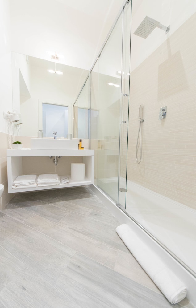 Vantaggio Suites & Apartments 35/39