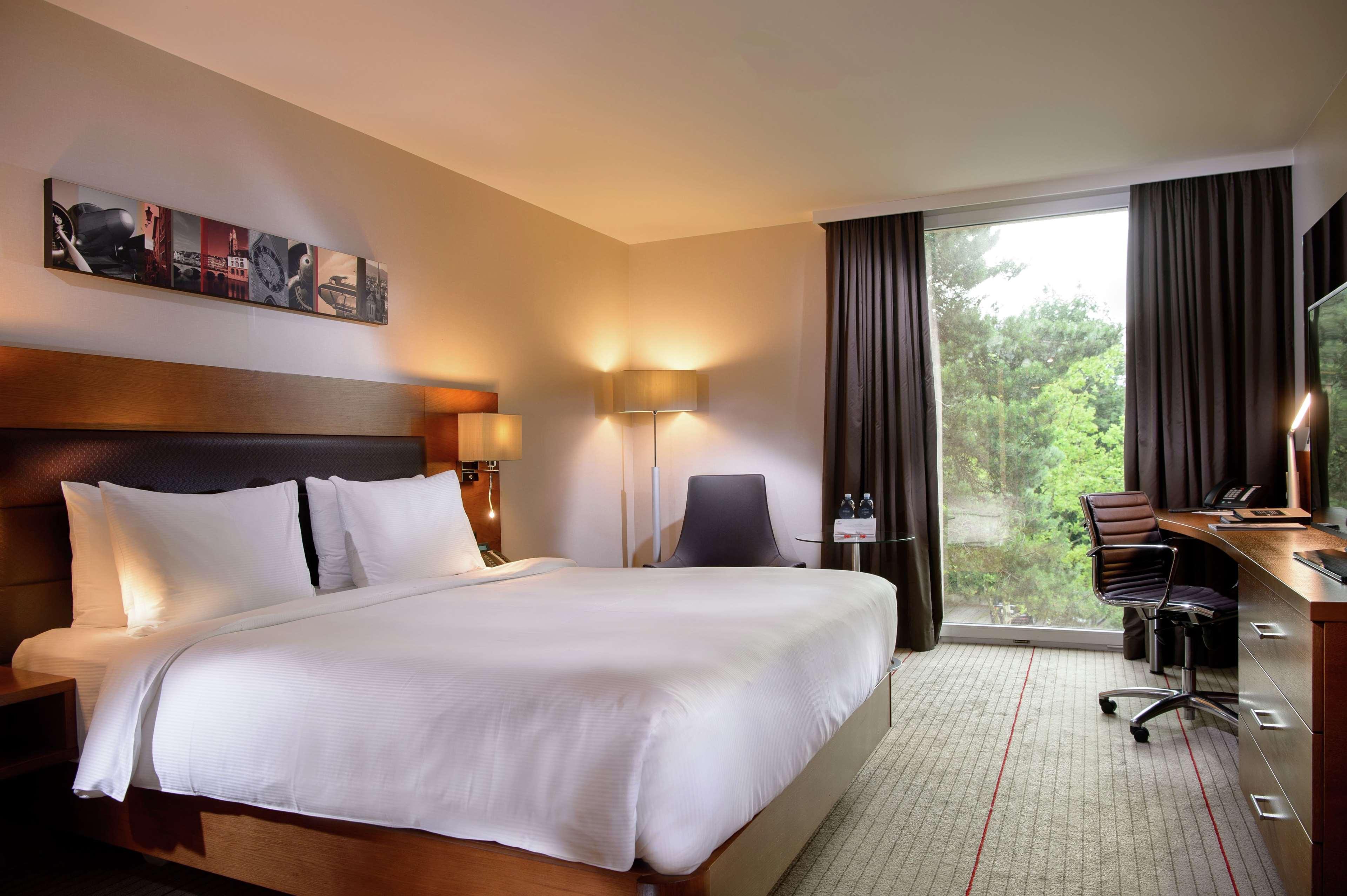 EXECUTIVE, QUEEN BED, LOUNGE ACCESS