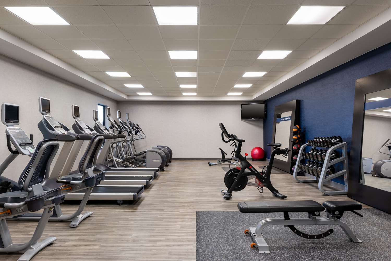 Hampton Inn Suites Dodge City 25/38