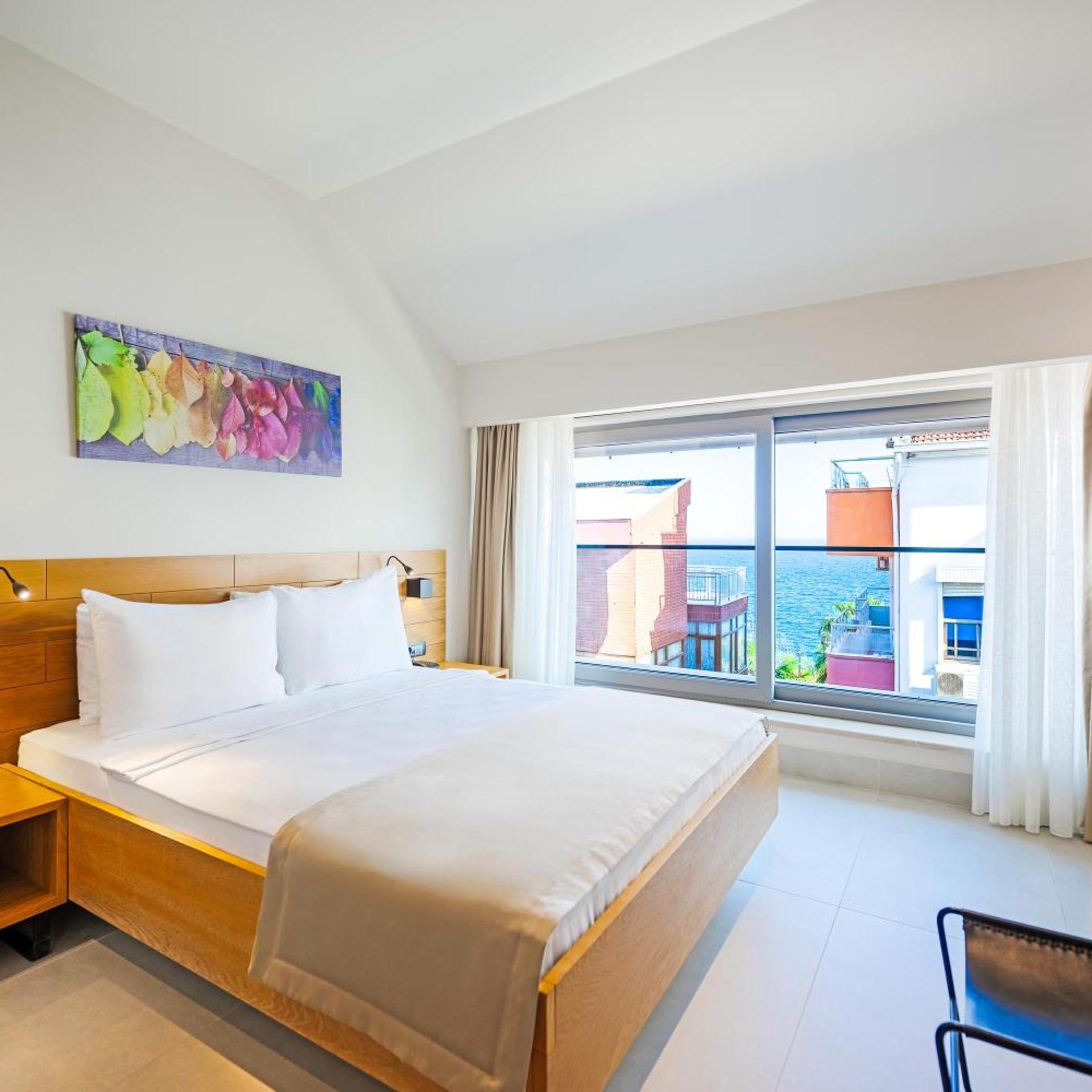 Deluxe, Double Bed, Lateral Side Sea View