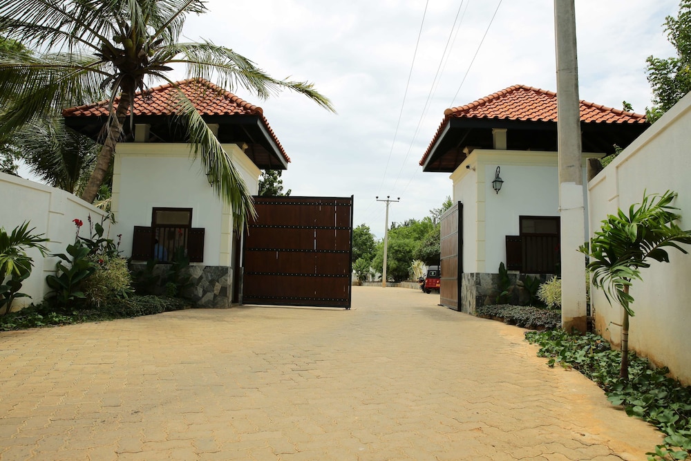 Lagoon Paradise Beach Resort 48/60