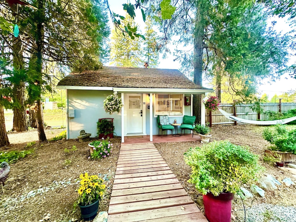 The Pines Motel and Cottages 8/73