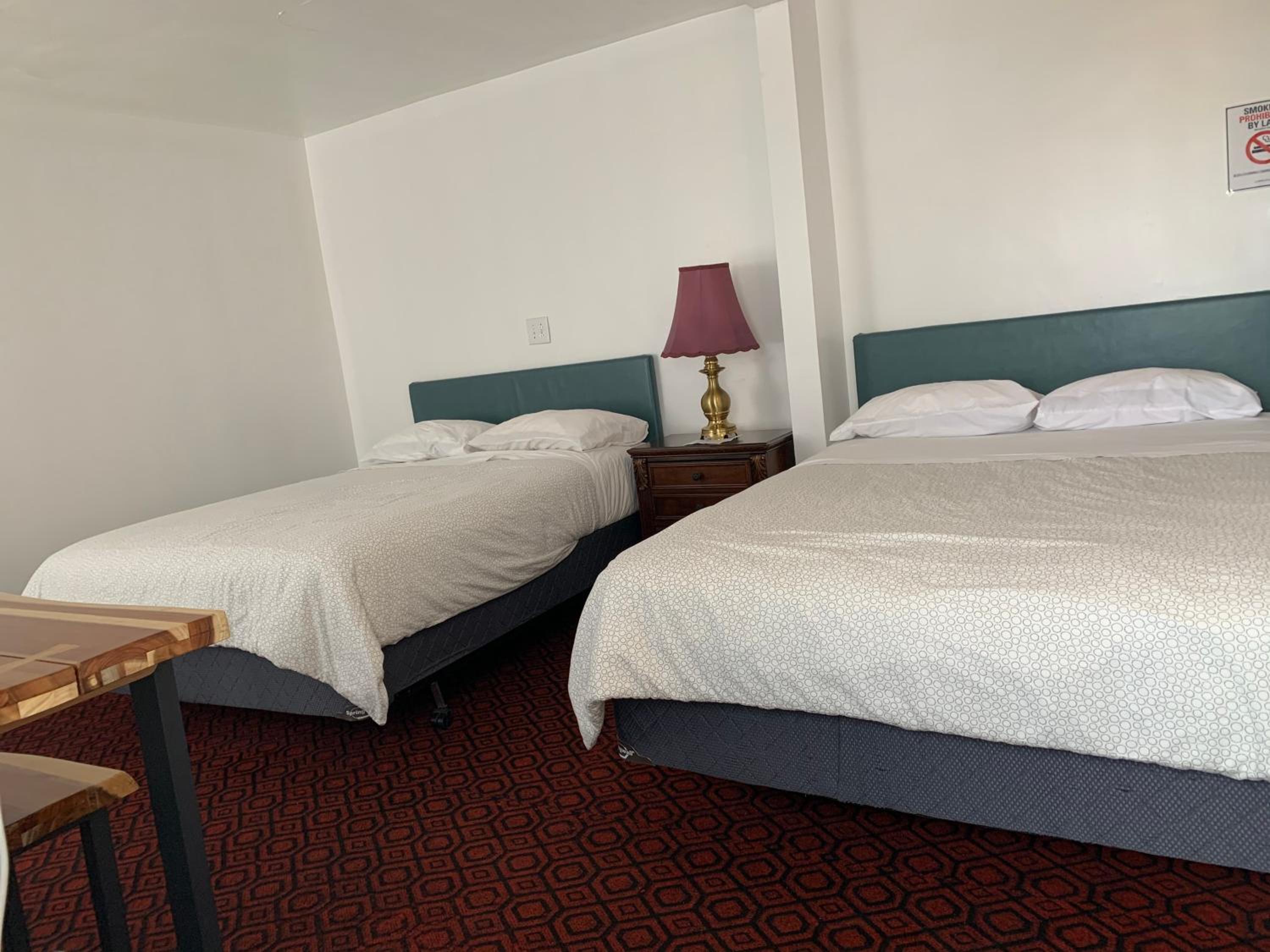 Room, 2 Queen Beds, Lakeview Hotel 6/10