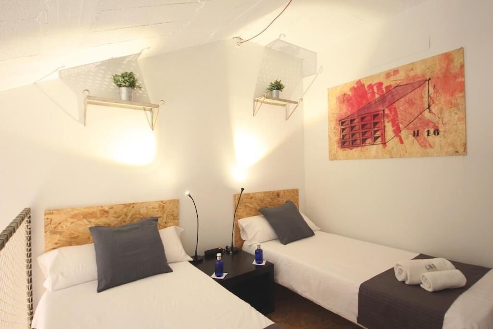 BRICK HOTEL 17/38