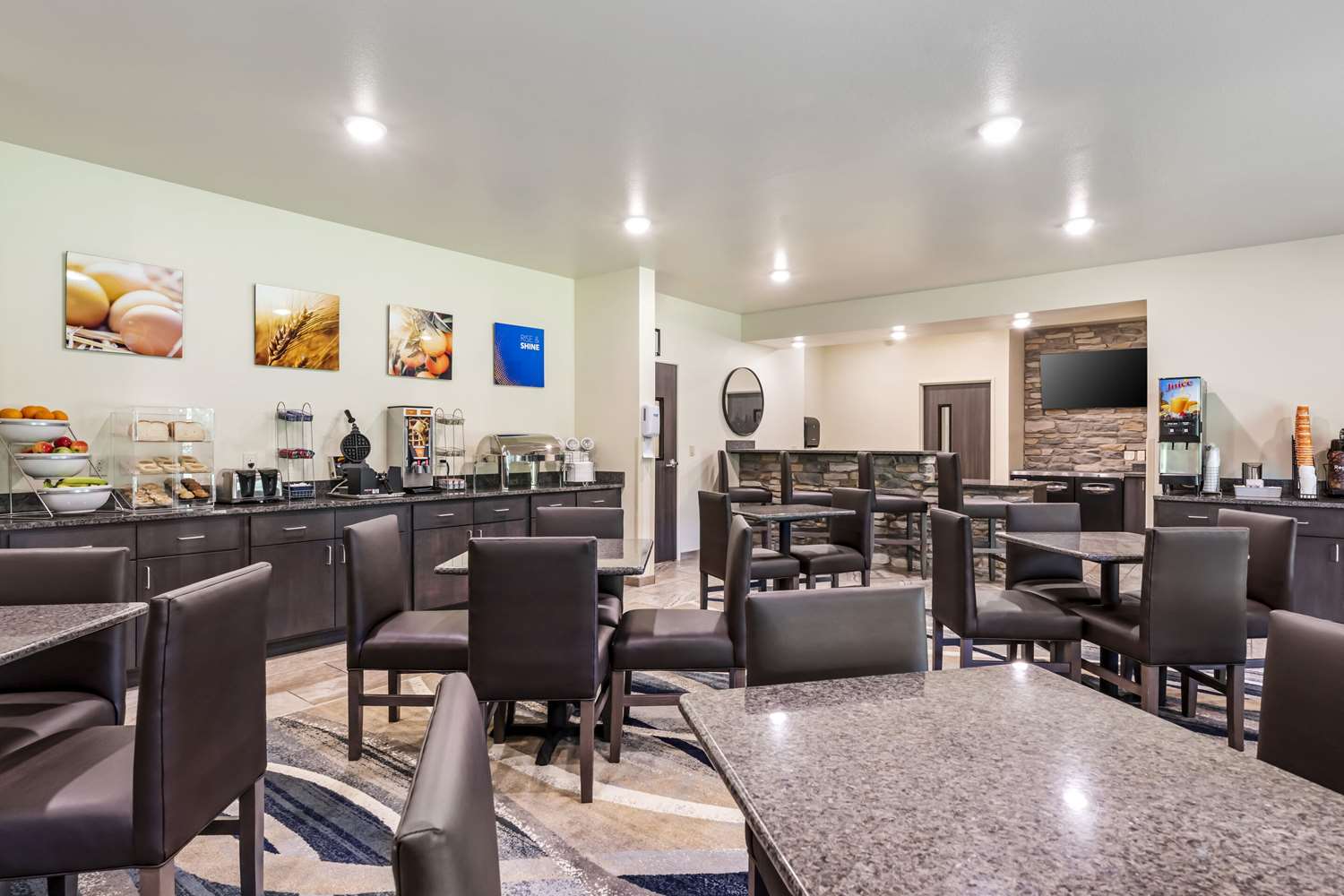 Comfort Inn & Suites Medina NY near Erie Canal 20/23