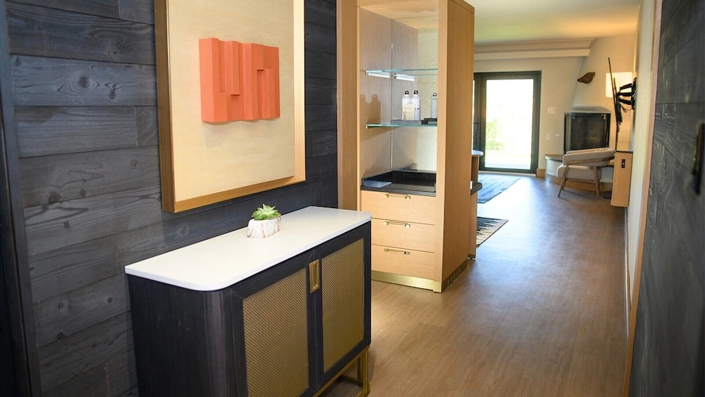 Suite, King Bed, Cliff Side View, Sofa