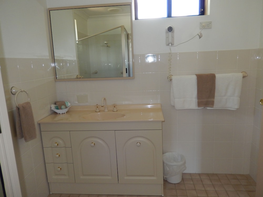 PIONEER WAY MOTEL 54/55