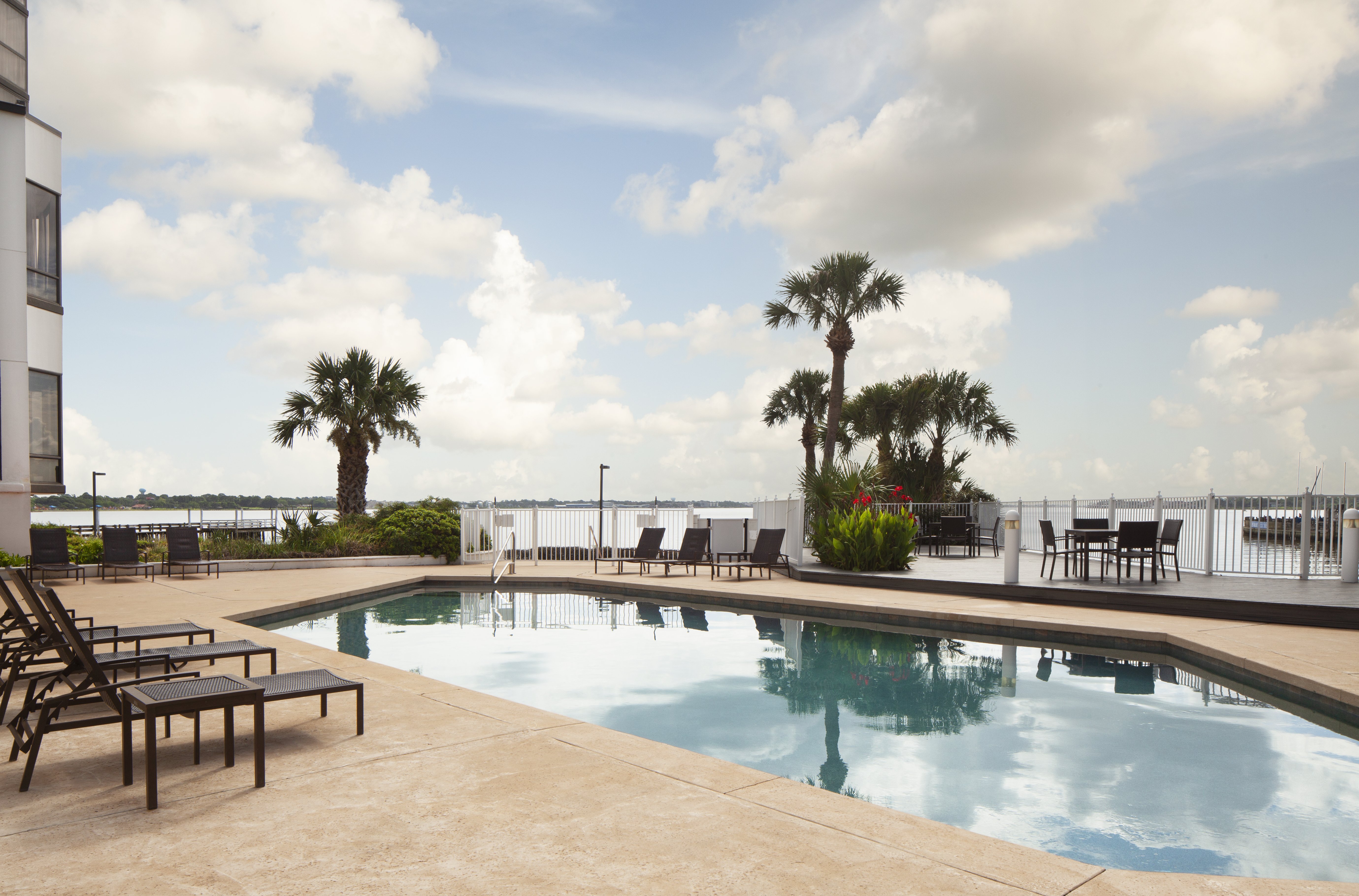 Compass Hotel Nassau Bay 64/65
