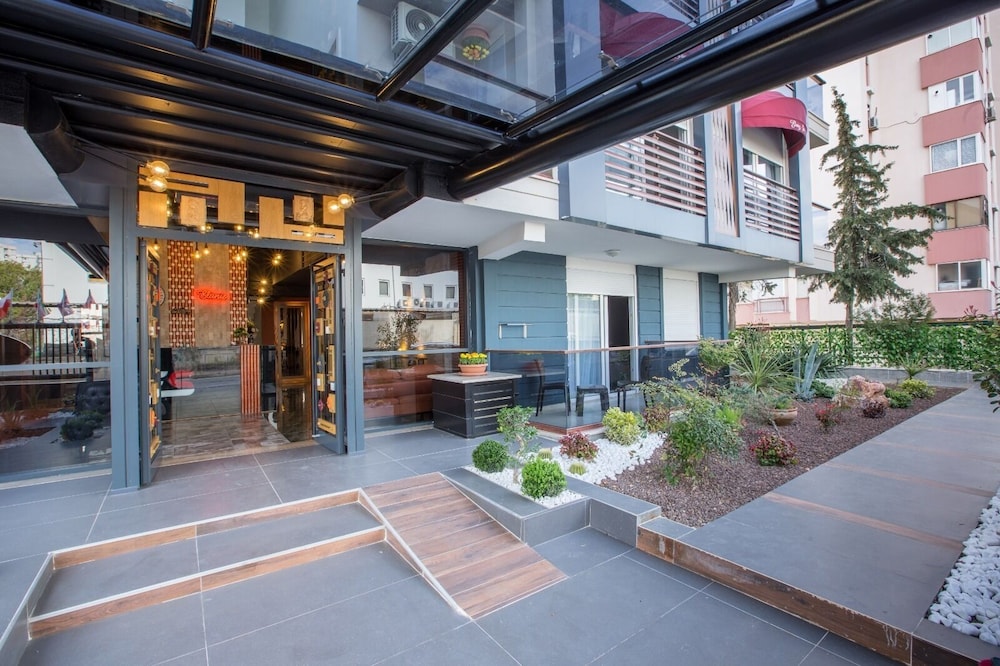 Elanis Suites 33/40