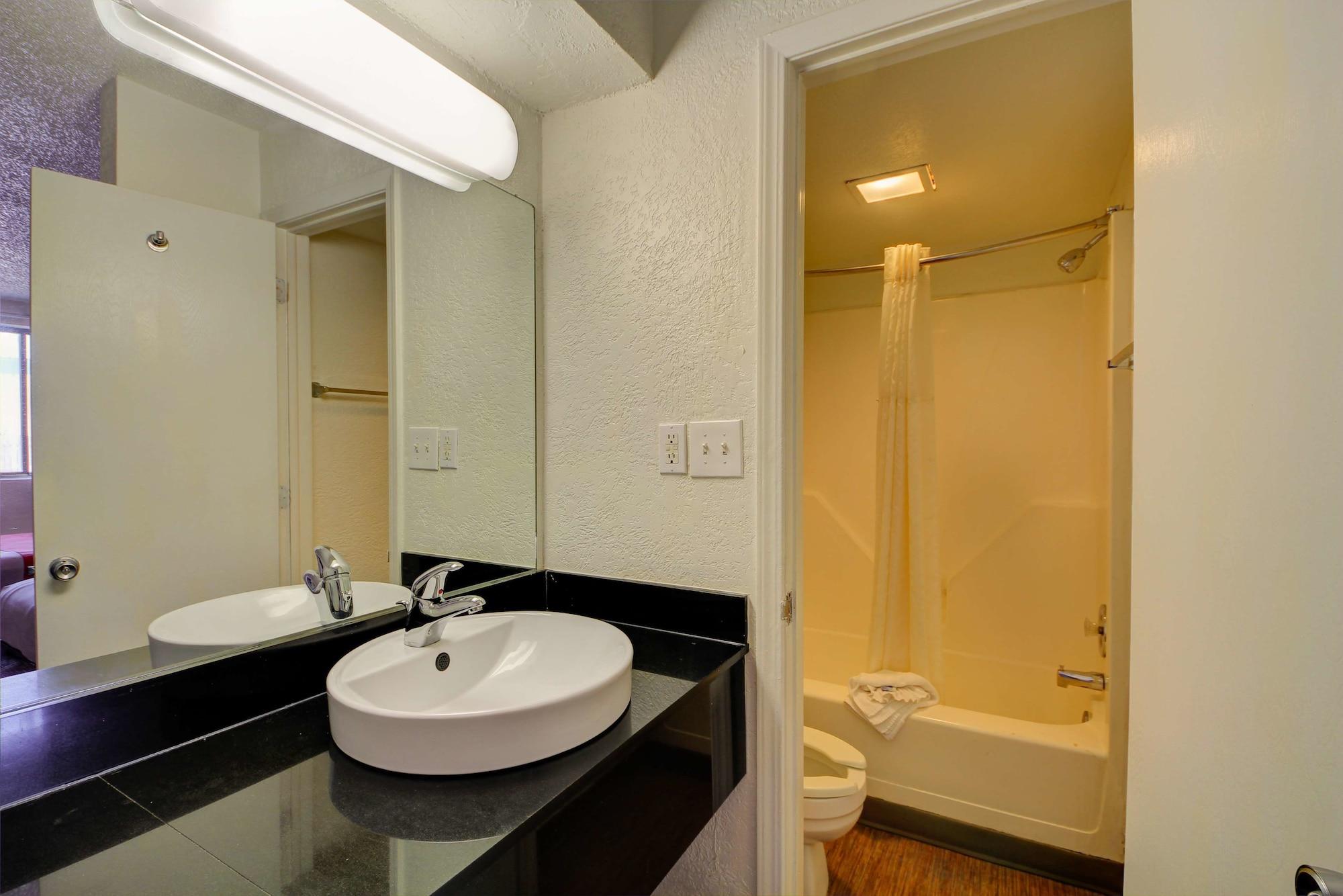 Economy Hotel Plus (ex Motel 6 Oklahoma City North Frontier City) 27/31