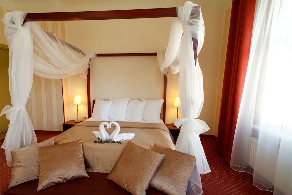 SUITE, KING BED
